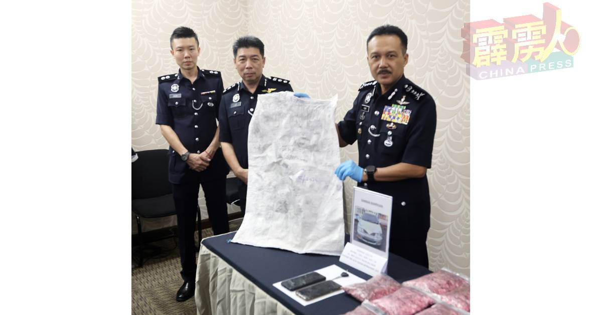 莫哈末尤斯里(右)手拿的,是毒贩用来装海洛因的白色麻袋;左起为许凯胜、李庆泉。