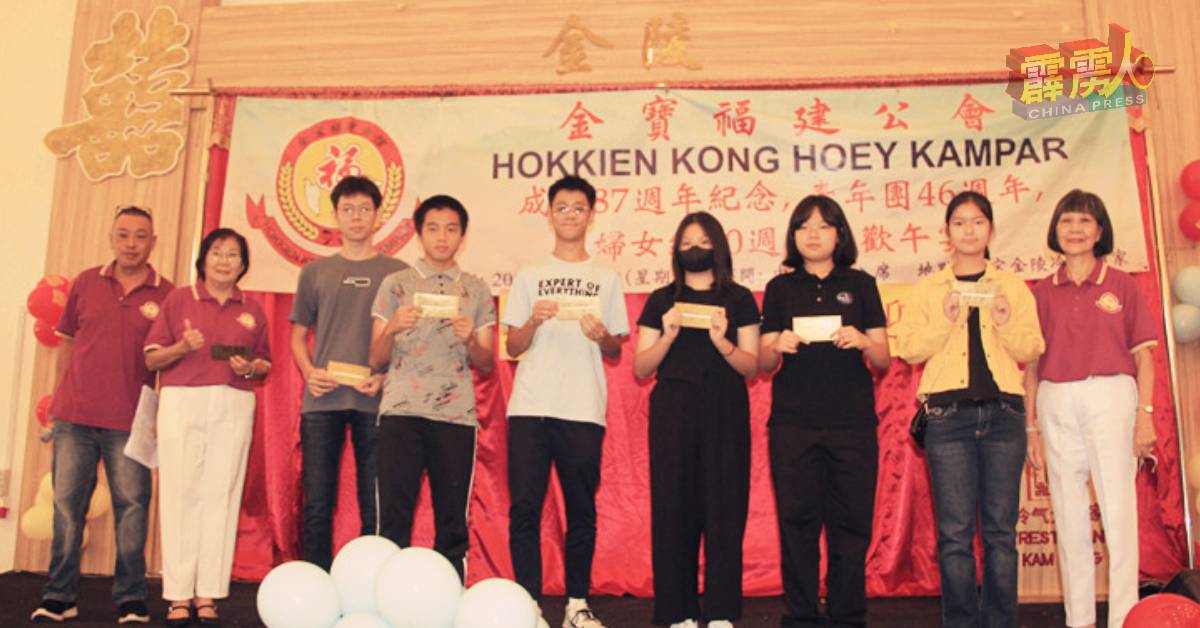 奖励金得奖学生，与妇女组开心合照；左起杨德成、杨秀琼；右为吴素芬。
