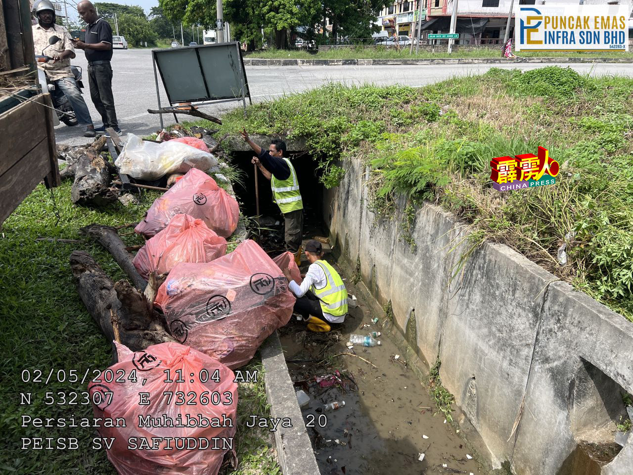 清洁工人在亲善园一个排水沟渠，共清理出1.5吨的垃圾，情况骇人。（罗思义提供）