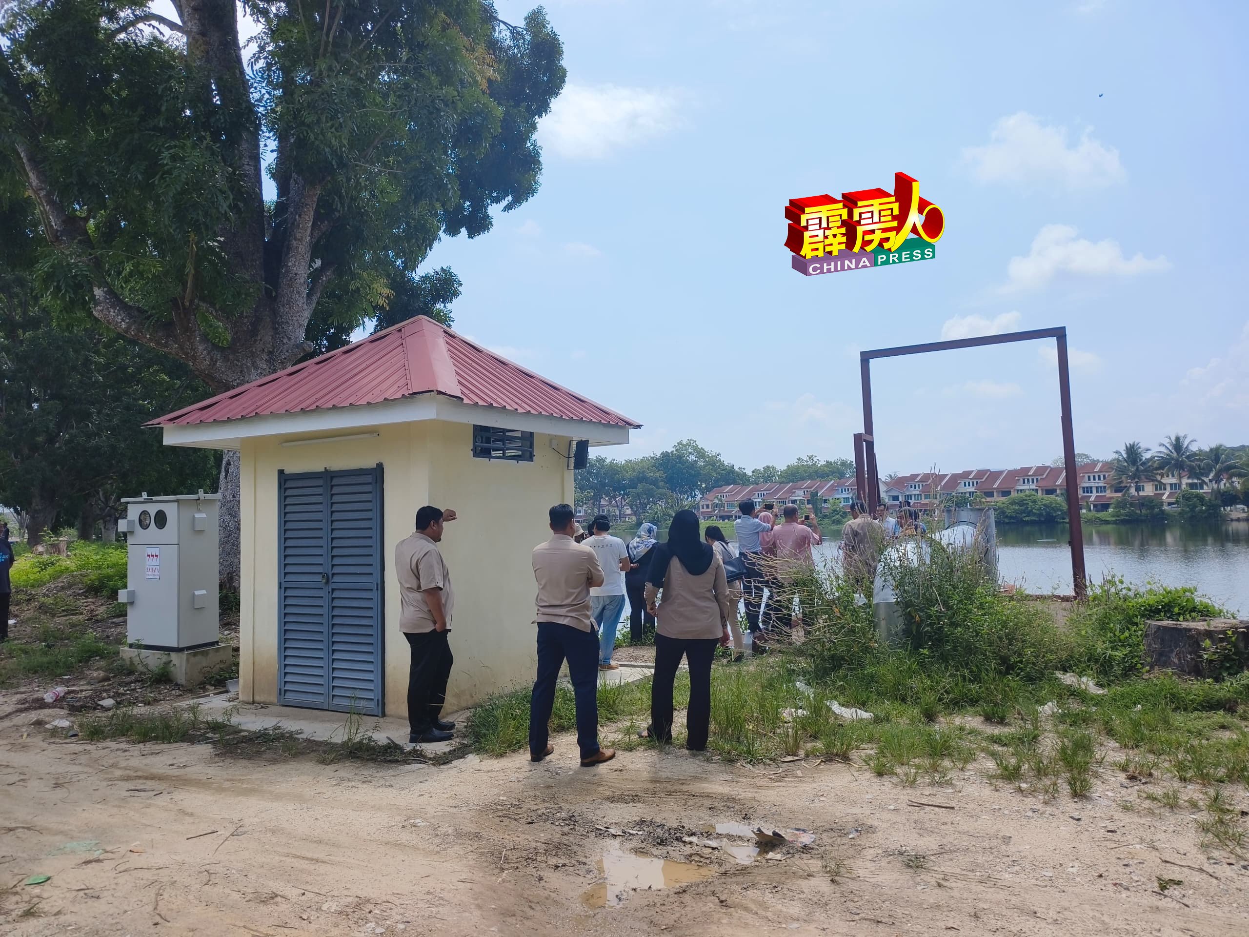 江沙市议员及江沙土地局官员，週二前往和丰丰利园矿湖，巡视抽水泵房修缮的情况。