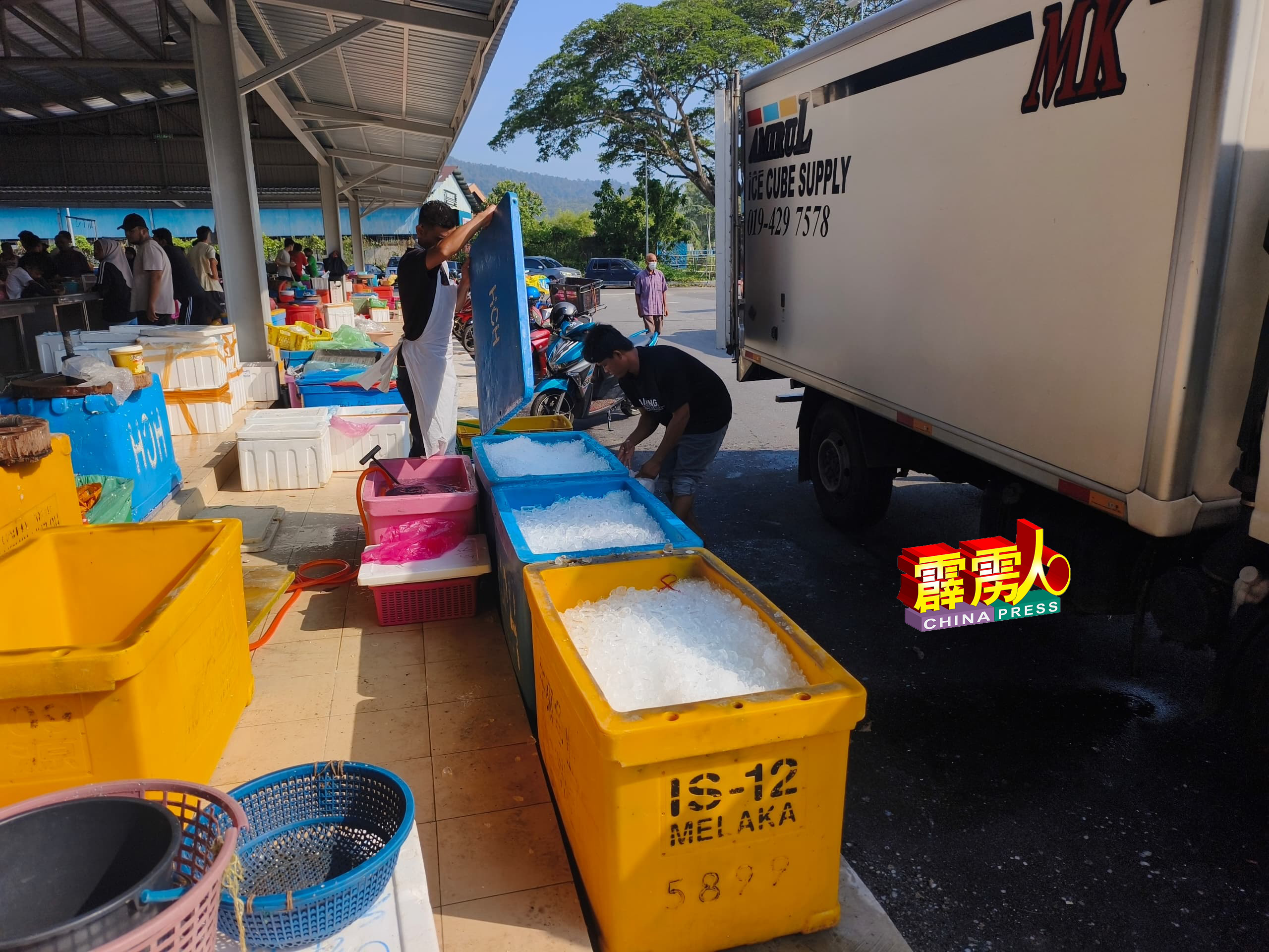 巴刹鱼贩准备一箱箱的碎冰，为海产保鲜。