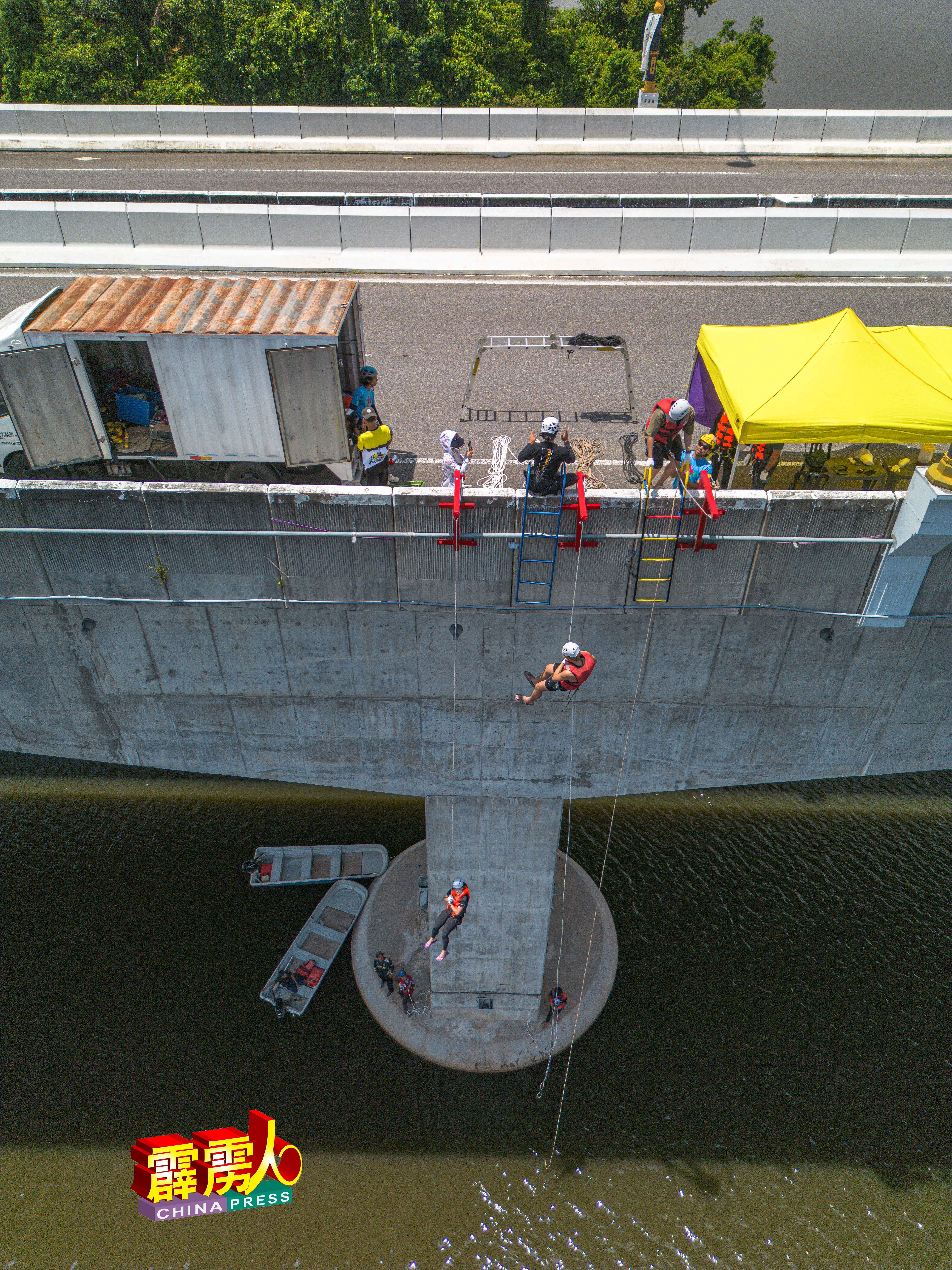 绳索垂降 （Abseiling）项目，就在横跨拉班湖的霹雳苏丹兹林桥上举行，安全措施估足，紧张又刺激。