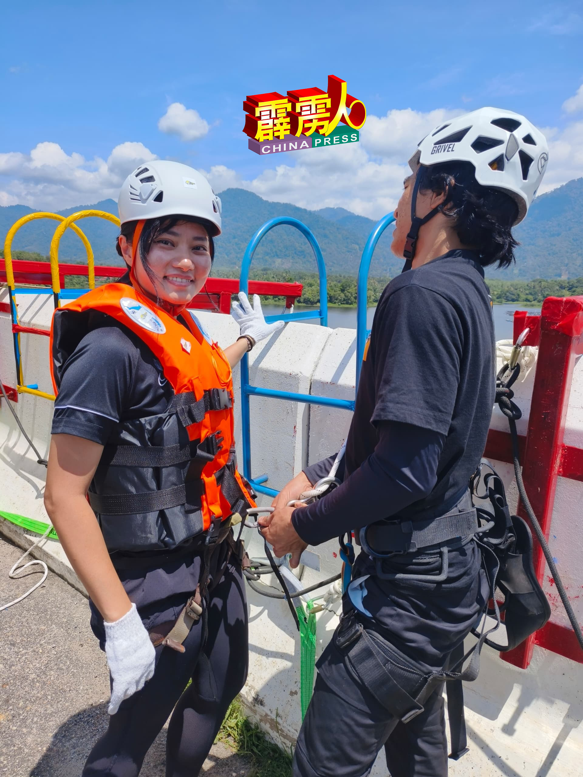 一名漂亮的华裔女游客，自我挑战，参与绳索垂降项目。