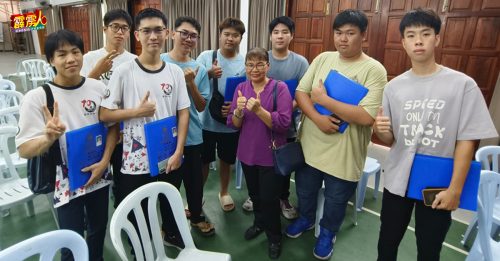 SPM放榜｜ 不放弃“放牛班”考生 补课班起关键作用 崇华华中 及格率升至80.6%