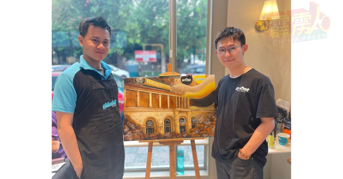 环球艺术（Global Art）研发部兼培训员林松恩（左起）和环球艺术子公司艺术空间（Art Time）协调员兼研发部职员刘振南，展示了他们使用咖啡粉绘画的作品。