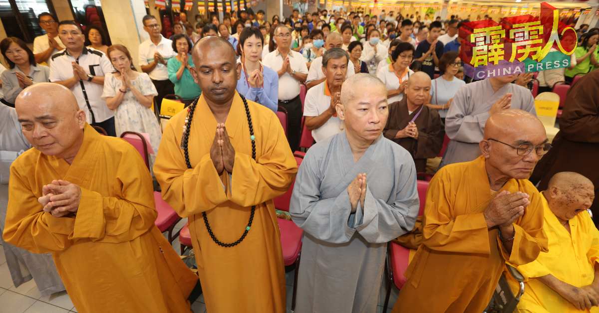 由马来西亚佛教居士总会霹雳州联委会举办的霹州卫塞节庆典，获来自各地的佛教徒踊跃出席。 前排左3起为刘全基、 蔡明田、吴家良、黄文标及吴锡华等。
