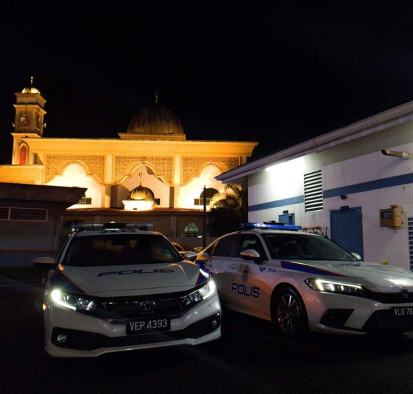 司南马辖下的峇都古劳警局及冷当班让警局，各获分配一辆崭新巡逻车。