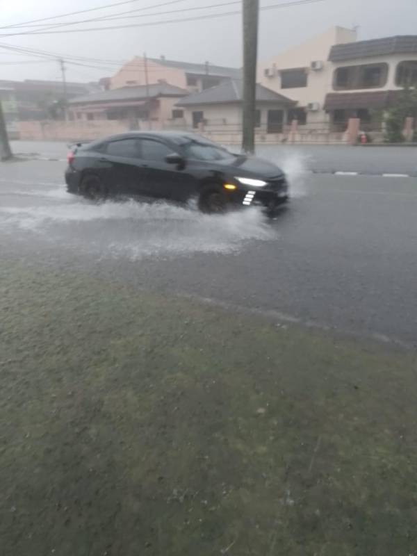 有些车辆涉水行驶。