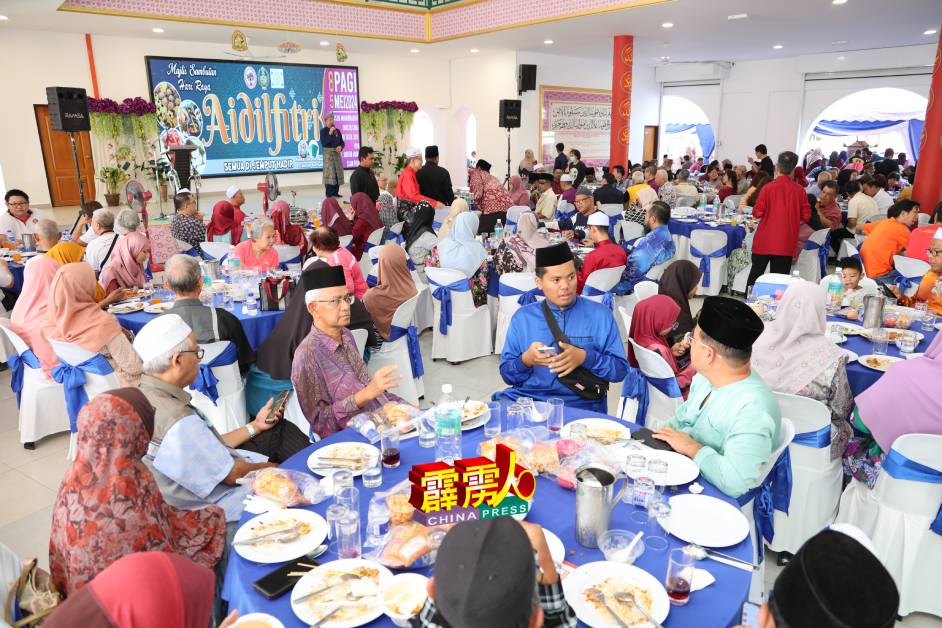 出席怡保华人清真寺举办的开斋节庆典者踊跃。