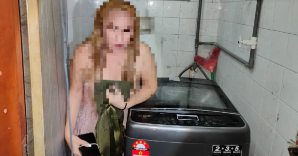 其中一名外籍女性试图躲在洗衣机后方以避开检举。（自霹州移民局）