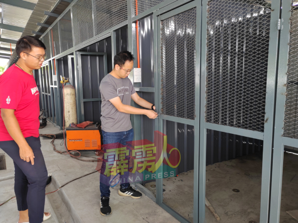 吴锡华（左2）检查杂货摊位的情况。