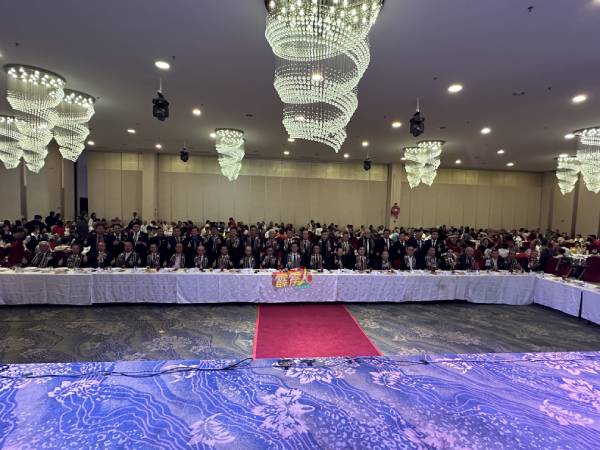 嘉宾出席霹雳摄影公会76週年纪念晚宴，坐者左起为润强、黄步达、郑可扬、高利发、江健龙、刘 尚万、关和贵、蔡亚伍、李霖泰、周志强、陈家兴、刘劲兴、张天赐、蔡志权、林福壠、廖志明、许美远、李名成、李怡隆、薛锦祺、陈宽、林金兴。