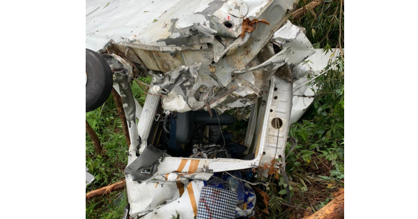 坠毁塞斯纳-172型飞机毁坏不堪。