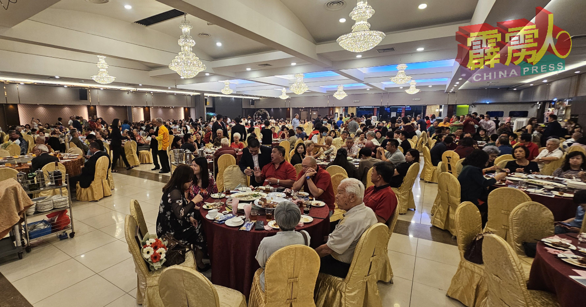 霹雳琼海会馆纪念晚宴，场面热烈欢愉。