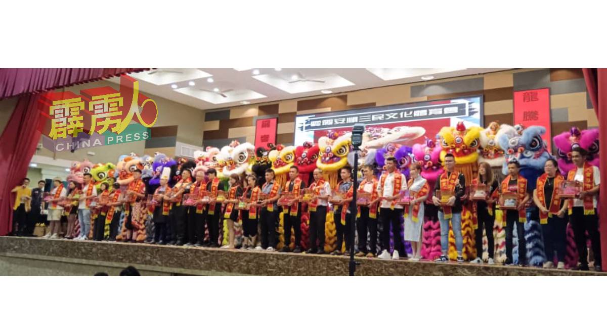 各界热爱舞龙丶舞狮文化活动善众，一起他们所捐献的新瑞狮点睛，22头瑞狮舞动起来，晚宴掀起高潮。