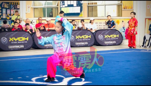 刘蔚莹架势十足，在首届儿童青少年武术套路公开赛的基础太极项目中，夺得金牌。