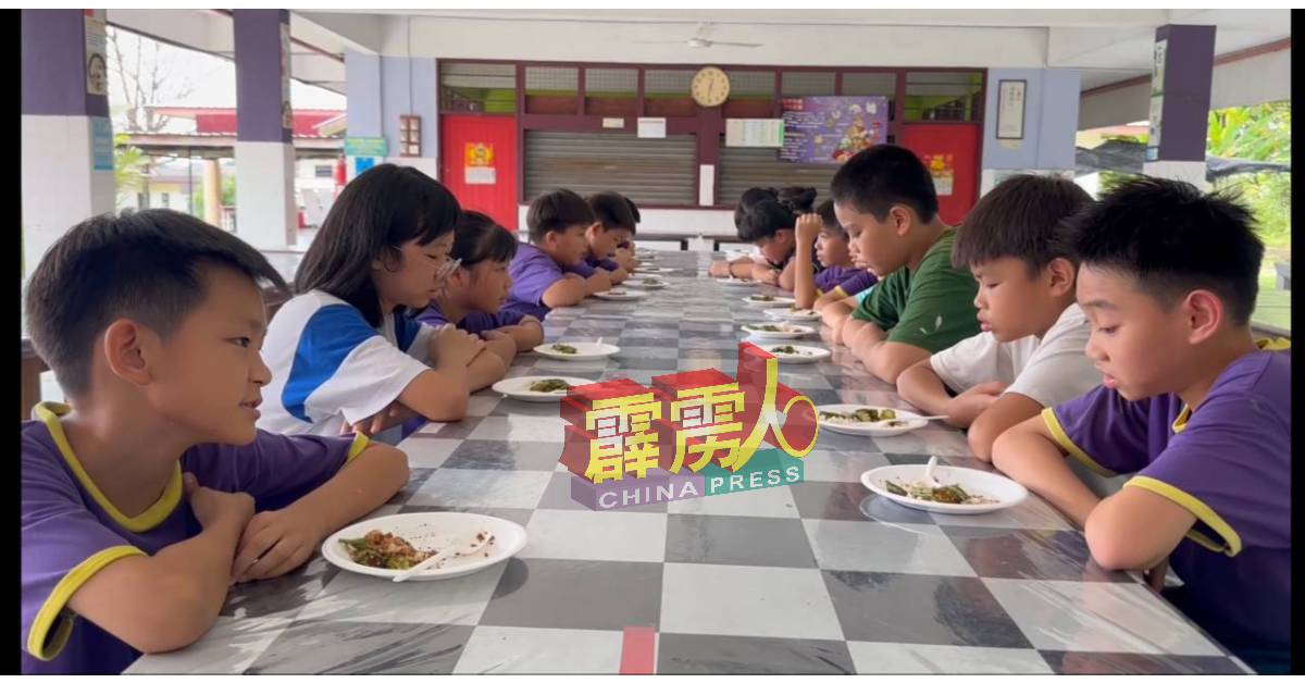 孩子们进餐前念诵饭前感恩词。