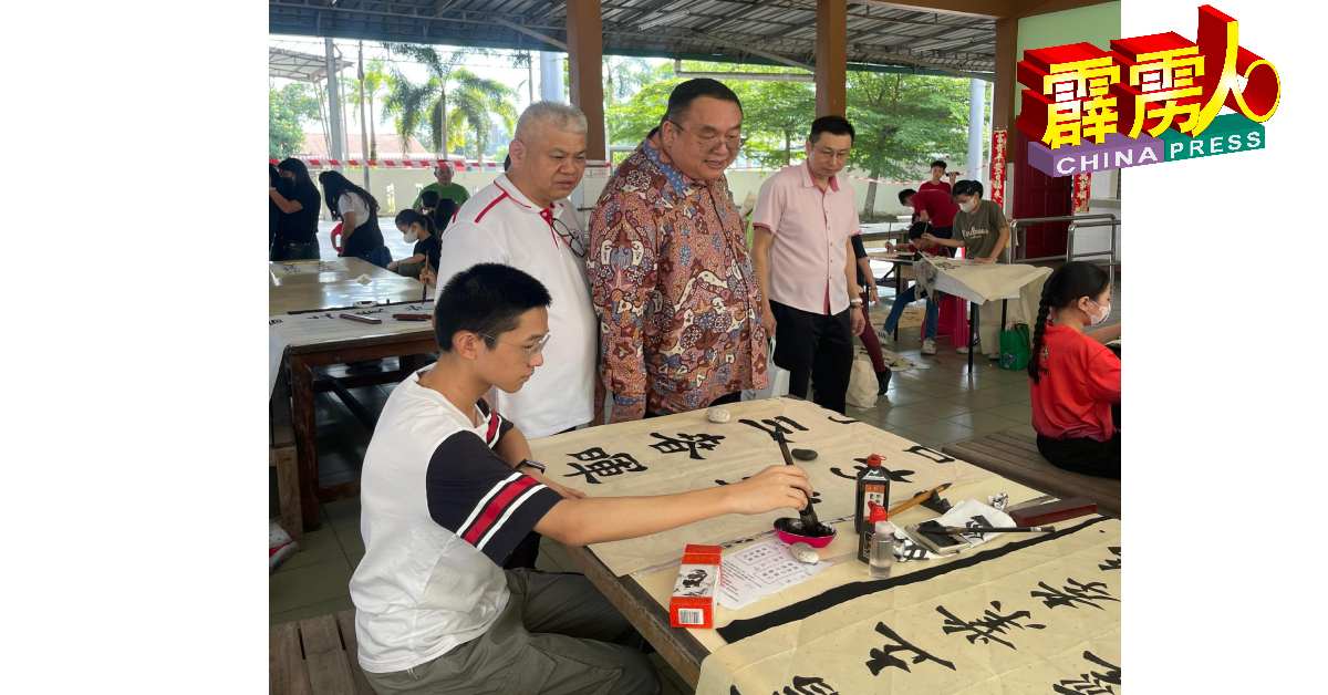 叶绍全（站者右2起）在陈文旺及庄御竹（右）陪同下，参观参赛者的比赛情况。