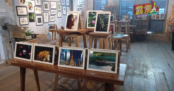 传奇艺术家许锦芳在锡米巷文创空间展出多帧摄影图片，让民众观赏。
