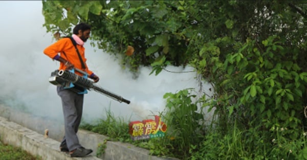 卫生局通过地方政府，在疫区或高风险区，展开喷射灭蚊雾工作。（档案图）