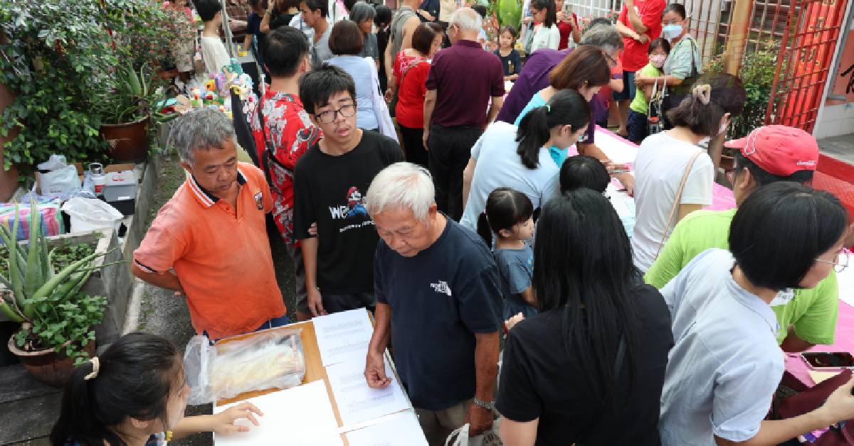 后巷里挤满了逛市集和参与堂号挥毫的人潮，非常热闹。
