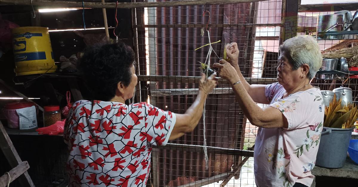 甲板村妇趁端午节来临之前裹粽子义卖，为村里文史工作献上心力。