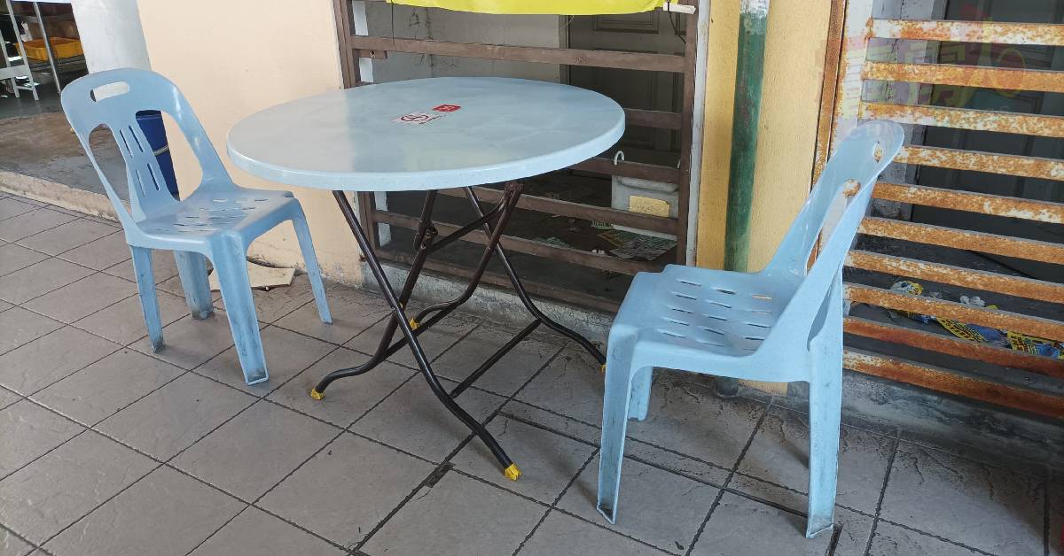 受访小贩说，男嫌犯在生意空闲时，会坐在这张桌子上与其他小贩聊天。