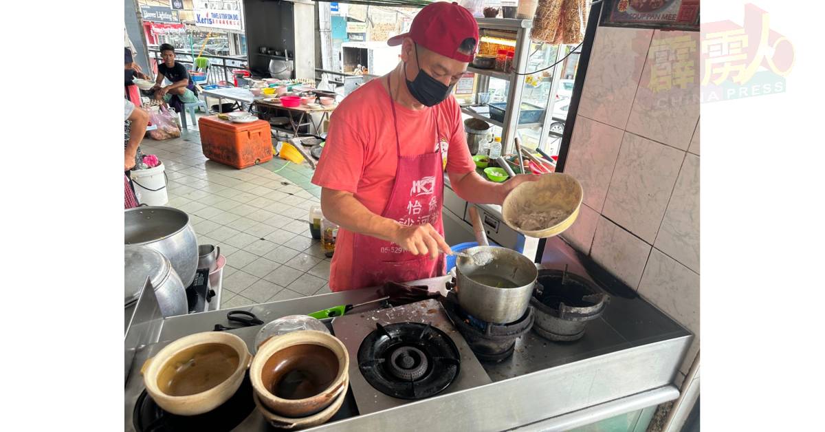 只要饮食业者遵守卫生条例，像是戴帽、口罩和围裙来烹煮食物，业者就不用担心会被取缔。