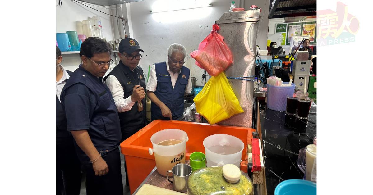 食水卫生与否也很重要，西华尼申与官员正检查食水。