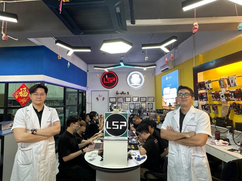 由于电子科技日新月异,该学院所提供的课程也会定期进行检讨。