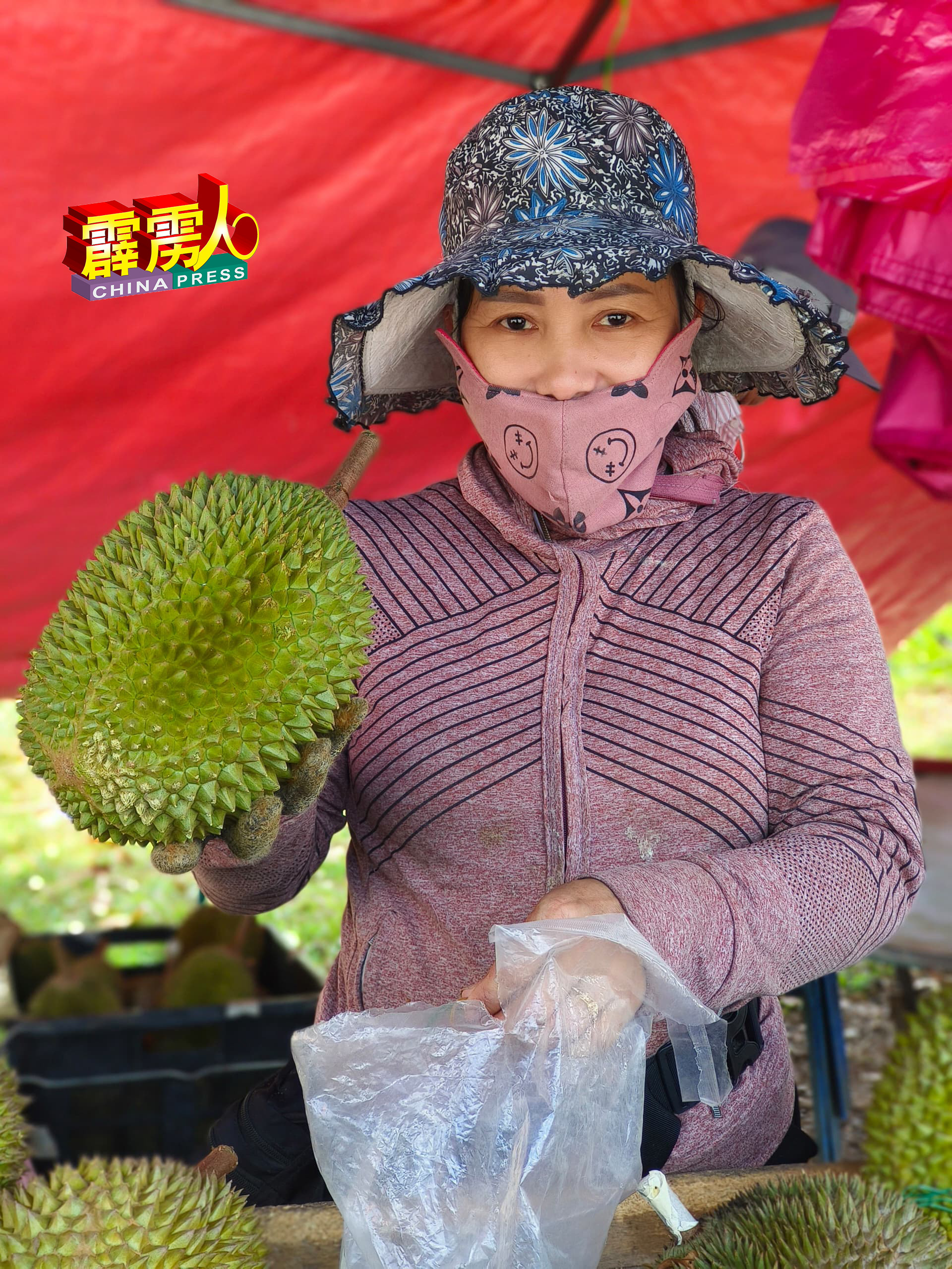 越南籍大马媳妇阿浩，展示售卖的猫山王榴槤。