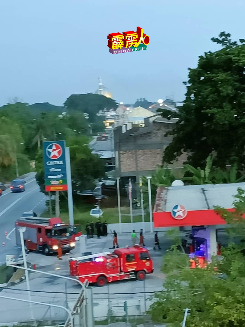 消防车火速赶到现场灌救。（图自Sze Choy Yip  (Eddy)面子书）
