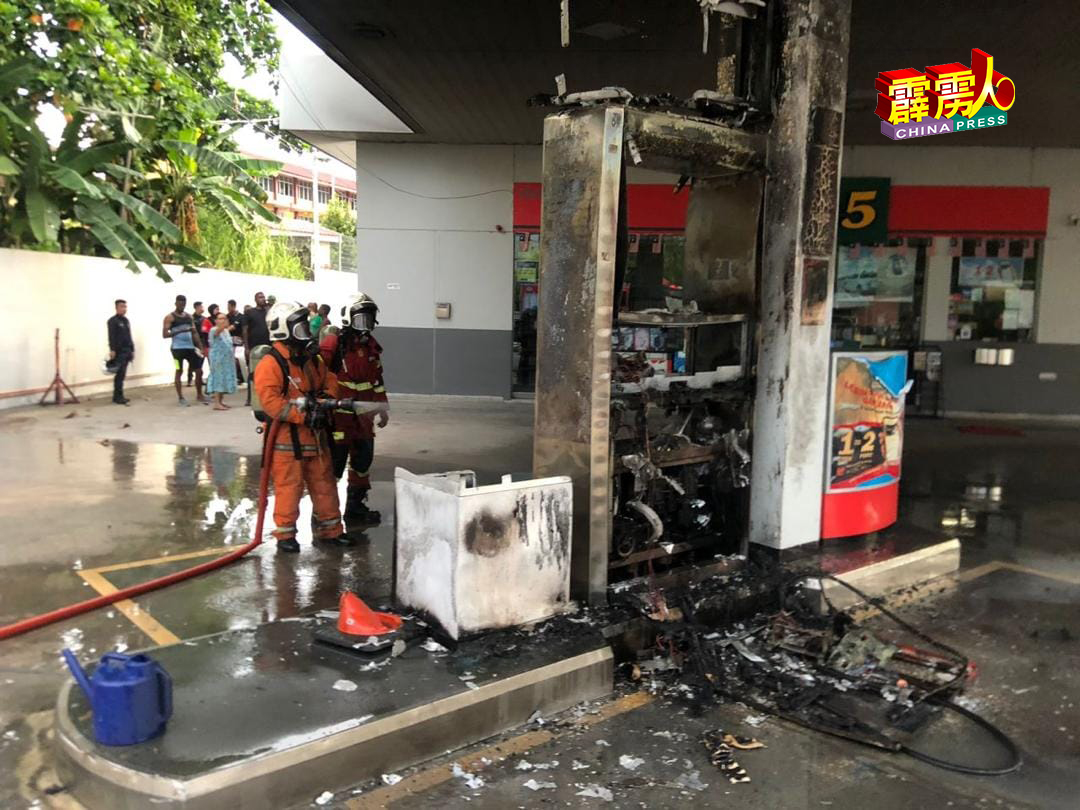 消拯员快速扑灭起火油泵的大火。（图自Sze Choy Yip  (Eddy)面子书）