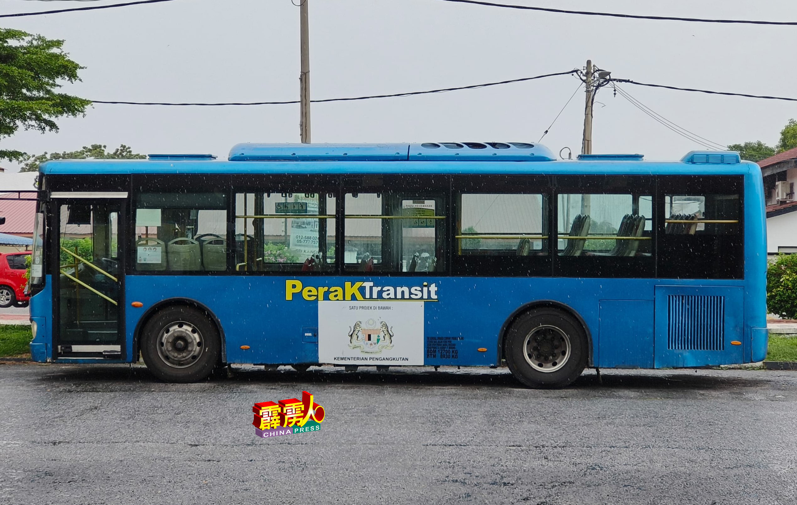 有关穿梭巴士载客到新巴刹的服务计划，市议会还在等待承包巴士的回应。
