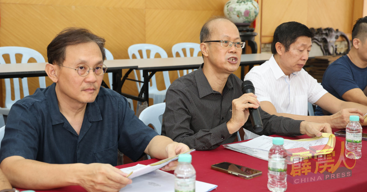 蔡志均（左2）在叶碧威（左）及刘宏杰与理事陪同下，在会上发言。
