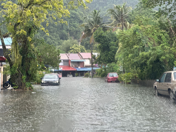 一些住家也遭受突发水灾影响。
