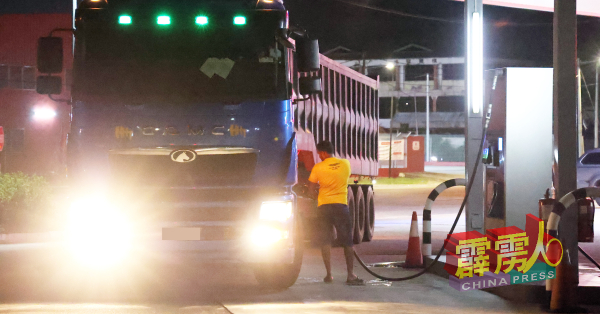 怡保市内部分油站在週日（9日）晚上，出现凌凌散散的重型车辆在打油。