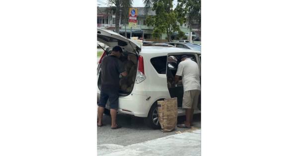 根据网民分享经历，共车兜售榴槤的商人是在怡保各区包括新邦波赖、昆崙喇叭、赛柏城、万里望等兜售榴槤。
