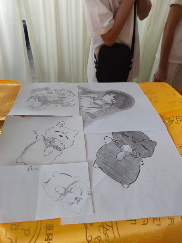 同学们亲手手绘数幅卡通猫画与美少女，让鍏劲一路相伴。