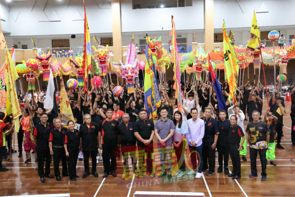 “第5届马来西亚传统夜光福州龙推广赛（健龙杯）”获得国内11支队伍参与，场面盛大热闹。