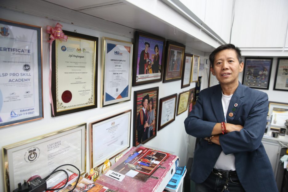 为了确保课程与时代步伐一致,李国杰博士多年来不断进修及考取认证。