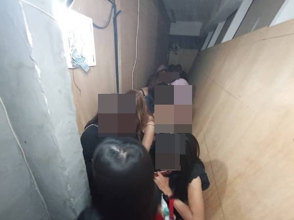 11名外籍陪坐女郎藏在密室，企图躲避当局取缔。（霹州移民局）