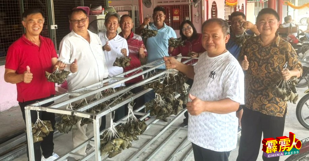 曼绒市议员和多位村长，也前往支持双溪峇都端午节裹粽子活动。