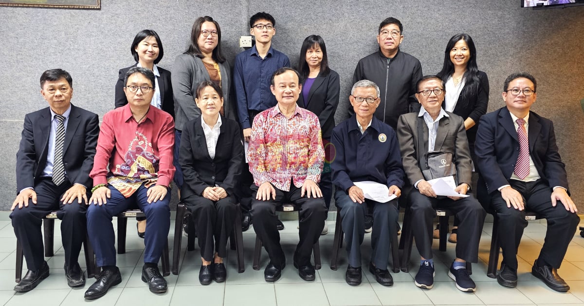 林国元（坐者左2）和倪可汉（左4），祝贺马来西亚南京大学校友会新届理事会。