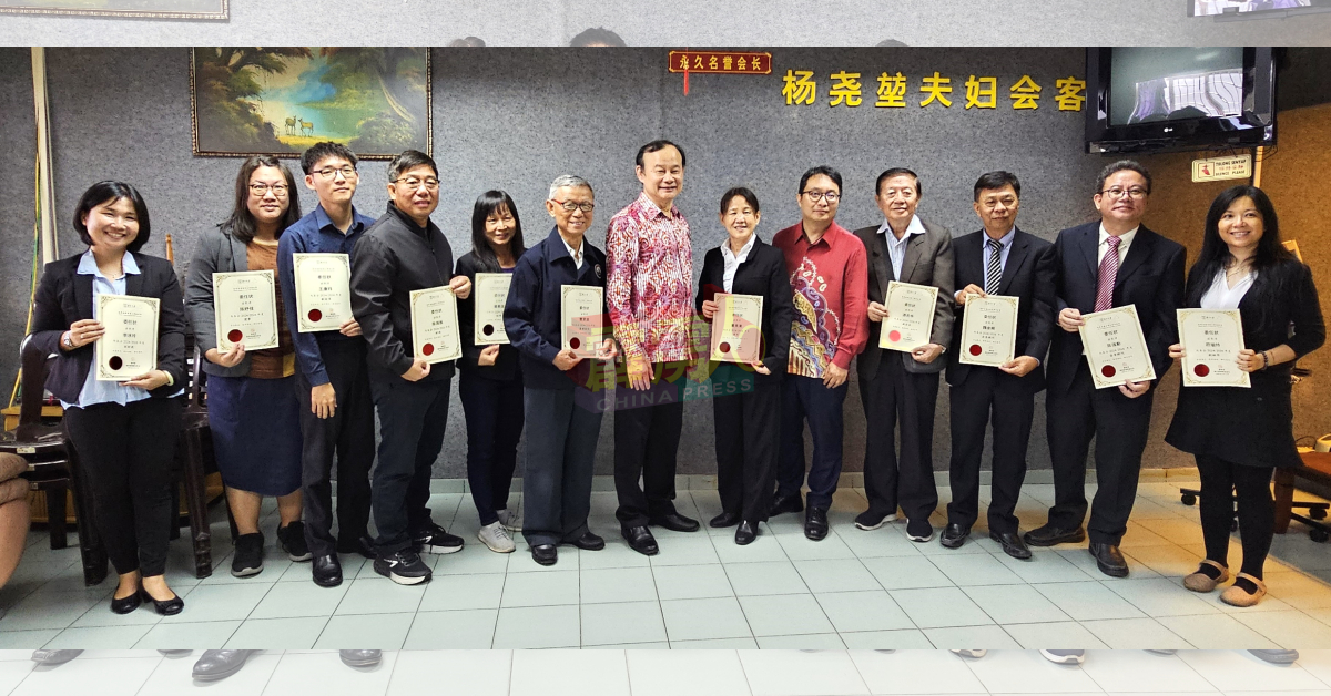 林国元（右5）和倪可汉（右7），颁发委任状给马来西亚南京大学校友会新届理事会成员和顾问。