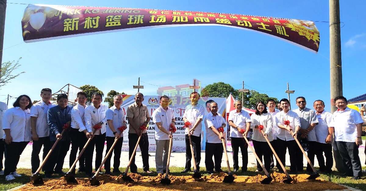 倪可敏（左8）率领团队，主持哲仁新村篮球场建设雨盖工程动土礼。