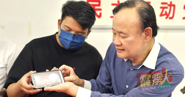 吴嘉恆（左起）和倪可汉，展示闭路电视所摄录不明人士的干案过程。