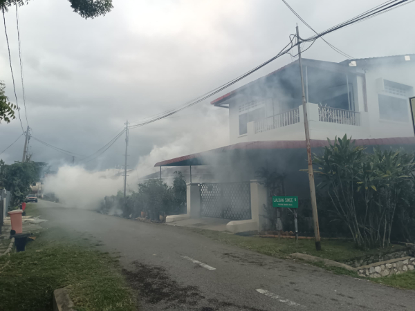 骨痛热症在霹州肆虐，地方政府也配合卫生局在新村住宅区喷洒灭蚊雾。