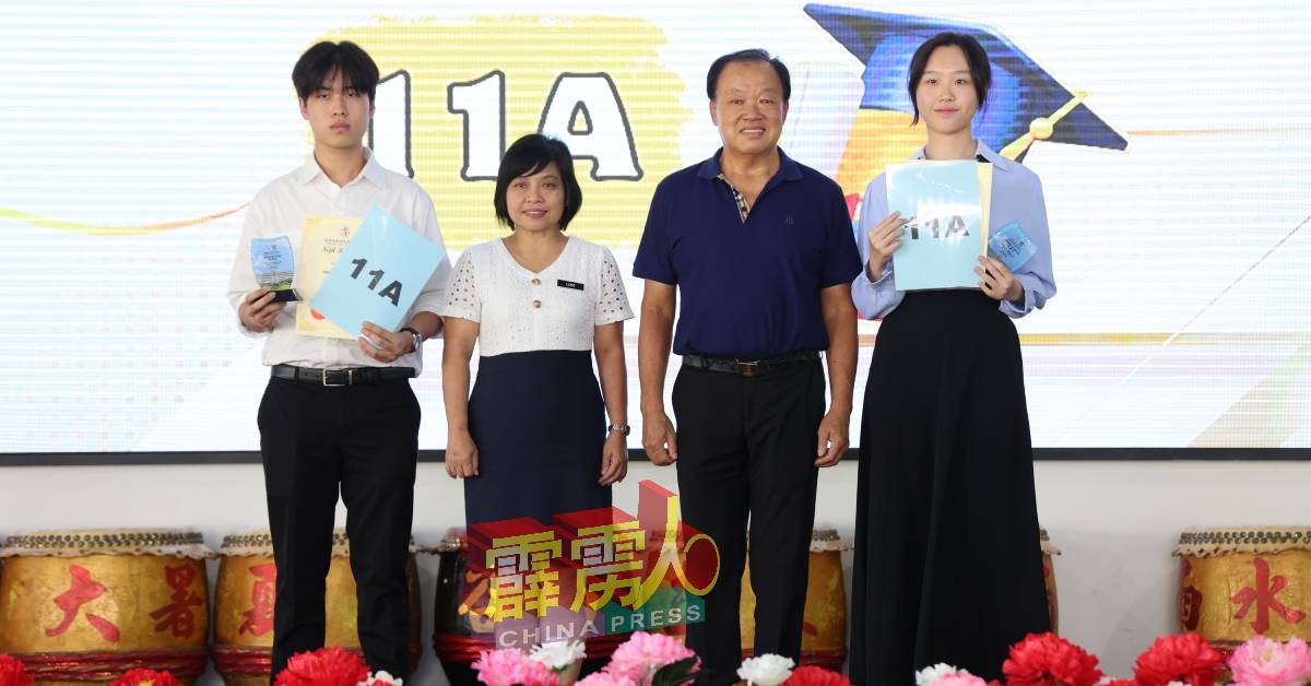 怡保培南华中有2名学生在2023年大马教育文凭考获11A佳绩。