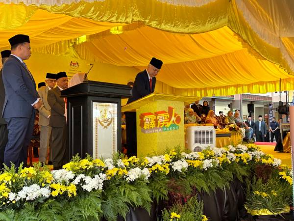 霹雳州苏丹纳兹林沙殿下莅临务边寄宿综合中学，并为该校主持开幕仪式。